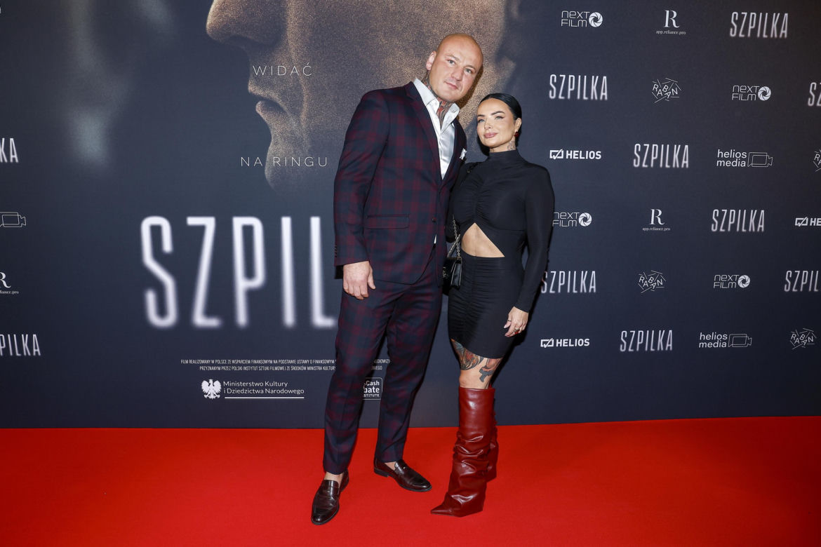 Artur Szpilka z narzeczoną Kamilą Wybrańczyk na premierze filmu "Szpilka"