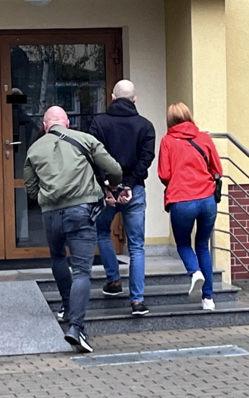 Łukasz M. który zastrzelił 30-latka w Unisławiu doprowadzony do prokuratury w Toruniu
