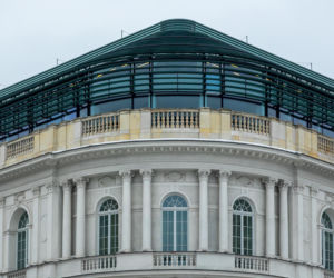 Hotel Europejski działa obecnie pod nazwą Raffles Europejski Warsaw