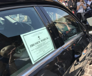 Pogrzeb Zbigniewa Wodeckiego - zdjęcia sprzed kościoła