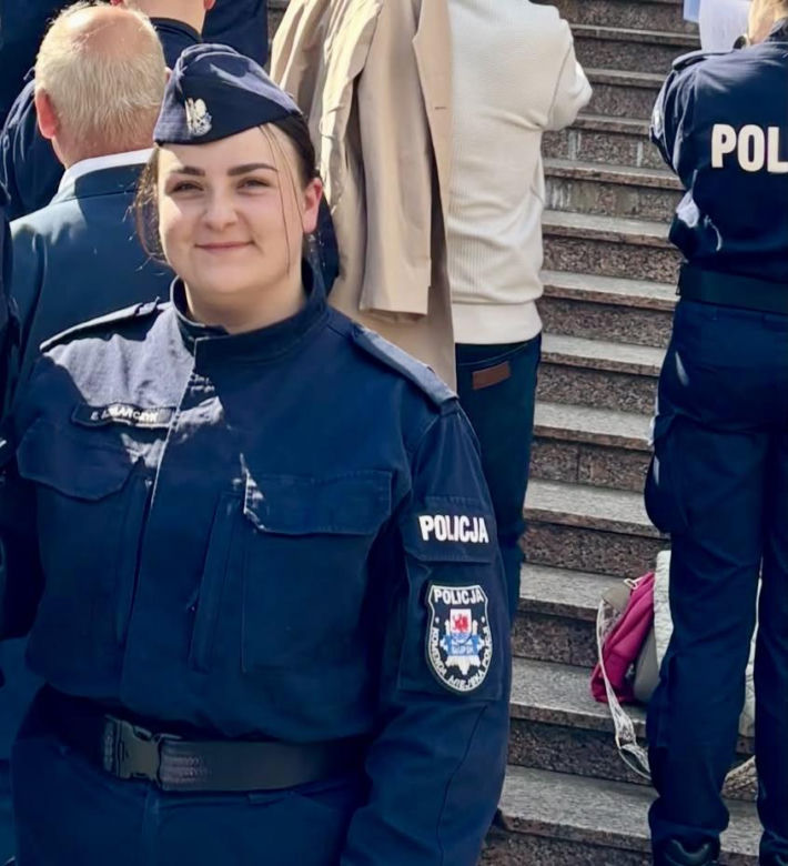 Policjanci, wykorzystując drabinę, dotarli do piętra budynku i stamtąd ewakuowali 71-letnią kobietę