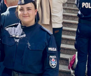 Policjanci, wykorzystując drabinę, dotarli do piętra budynku i stamtąd ewakuowali 71-letnią kobietę