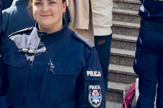 Policjanci, wykorzystując drabinę, dotarli do piętra budynku i stamtąd ewakuowali 71-letnią kobietę