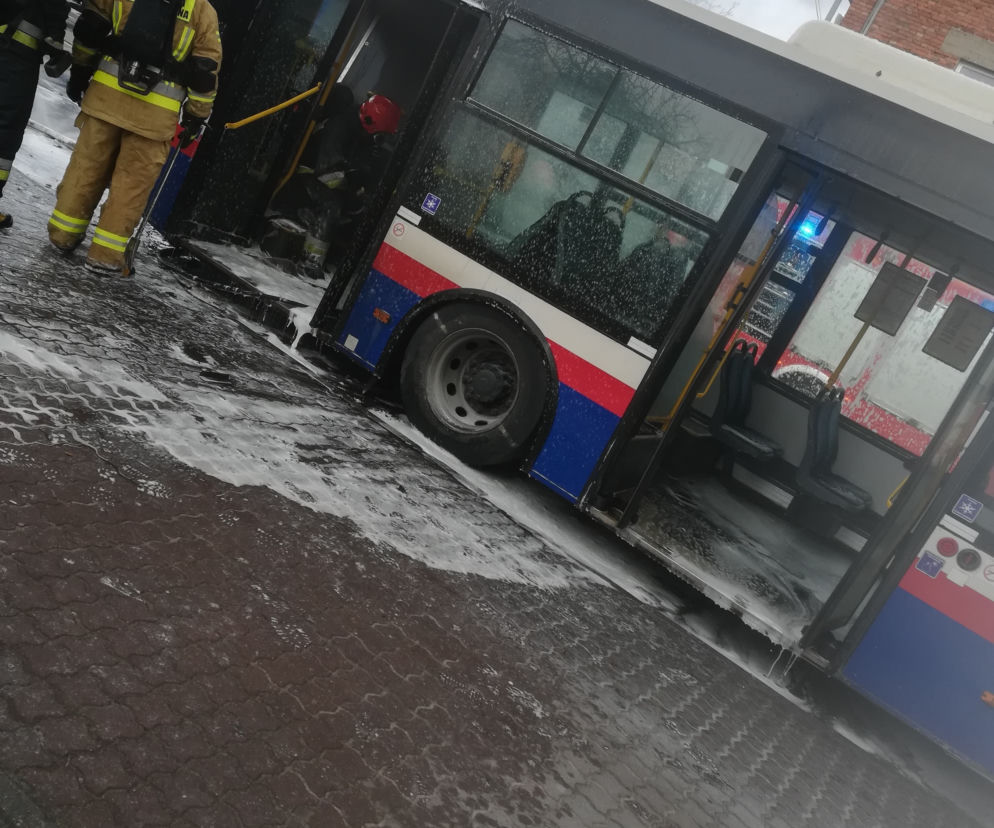 Uwaga! Pożar autobusu komunikacji miejskiej w Bydgoszczy! [AKTUALIZACJA, ZDJĘCIA]