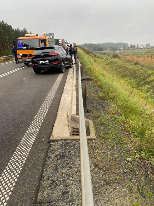 Wypadek między rondami w Lesznie. Zderzyły się dwie osobówki