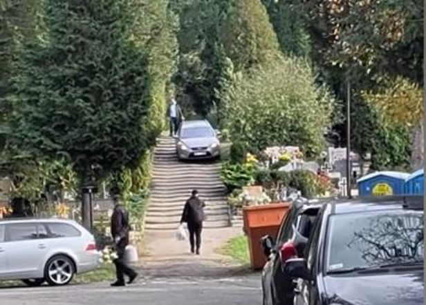 Samochodem po schodach na cmentarzu. Nagranie z Elbląga obiegło sieć