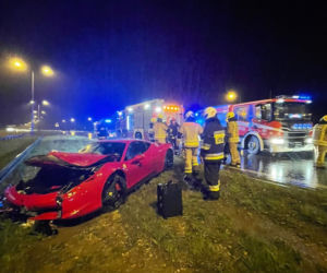 Czerwone ferrari roztrzaskało się na barierkach! Wypadek na A1 w Pikutkowie