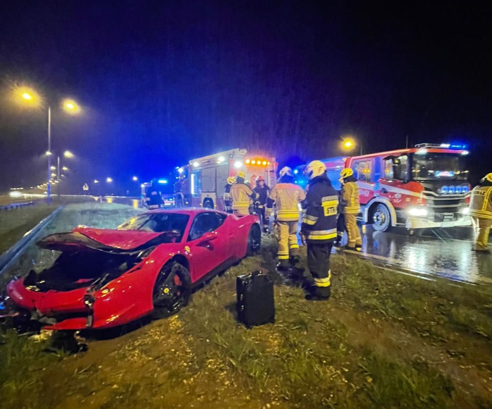Czerwone ferrari roztrzaskało się na barierkach! Wypadek na A1 w Pikutkowie