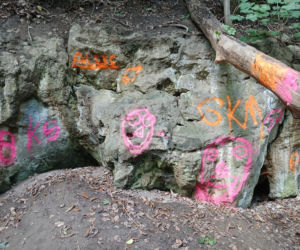 Wandale zniszczyli przyrodniczy skarb pod Bydgoszczą. Jaskinia „Bajka” oszpecona farbą