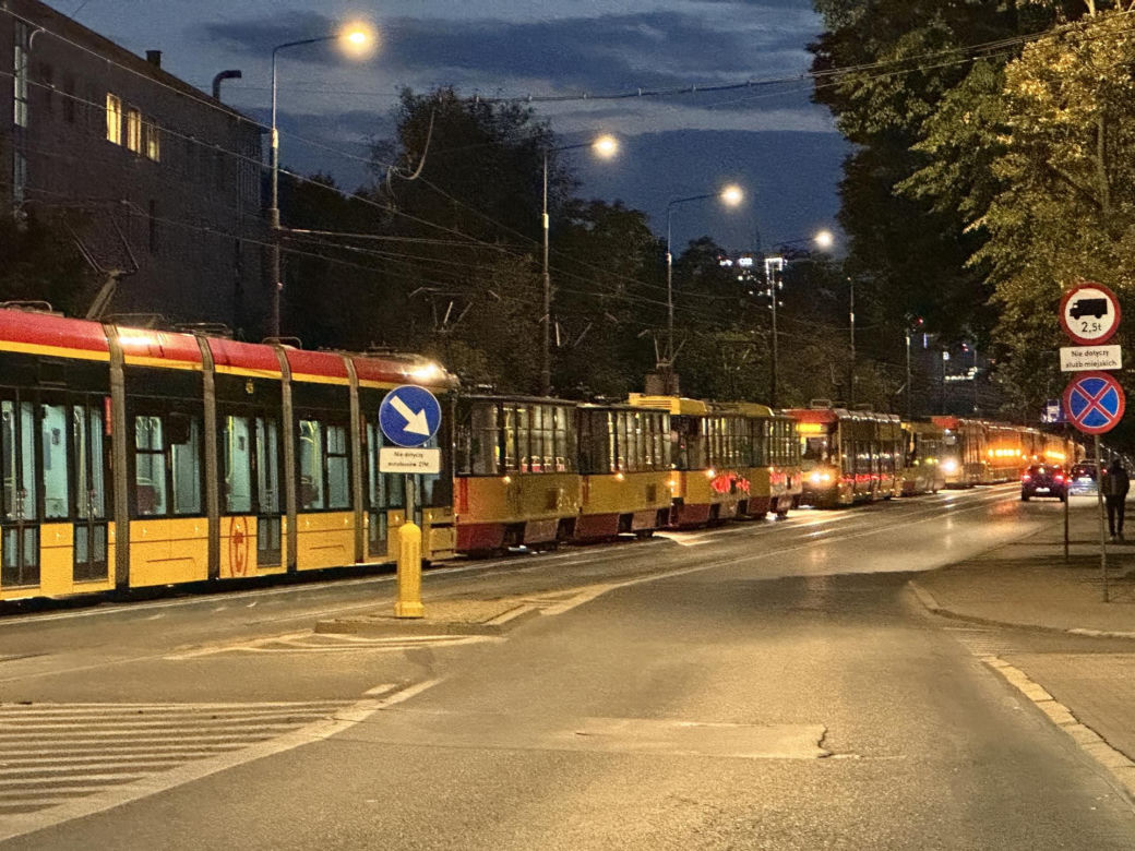 Wielkie utrudnienia w Warszawie, tramwaje na trasach objazdowych. Policja zablokowała przejazd na dużym skrzyżowaniu