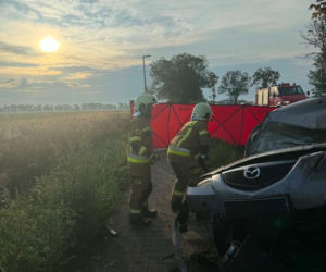 Samochód wypadł z drogi i rozbił się na drzewie. Dwie osoby nie żyją!