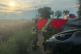 Samochód wypadł z drogi i rozbił się na drzewie. Dwie osoby nie żyją!