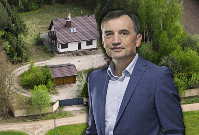 Ziobro wyjechał do USA, a przy schodach jego domu już zaczynają rosnąć chwasty! Tak teraz wygląda to miejsce