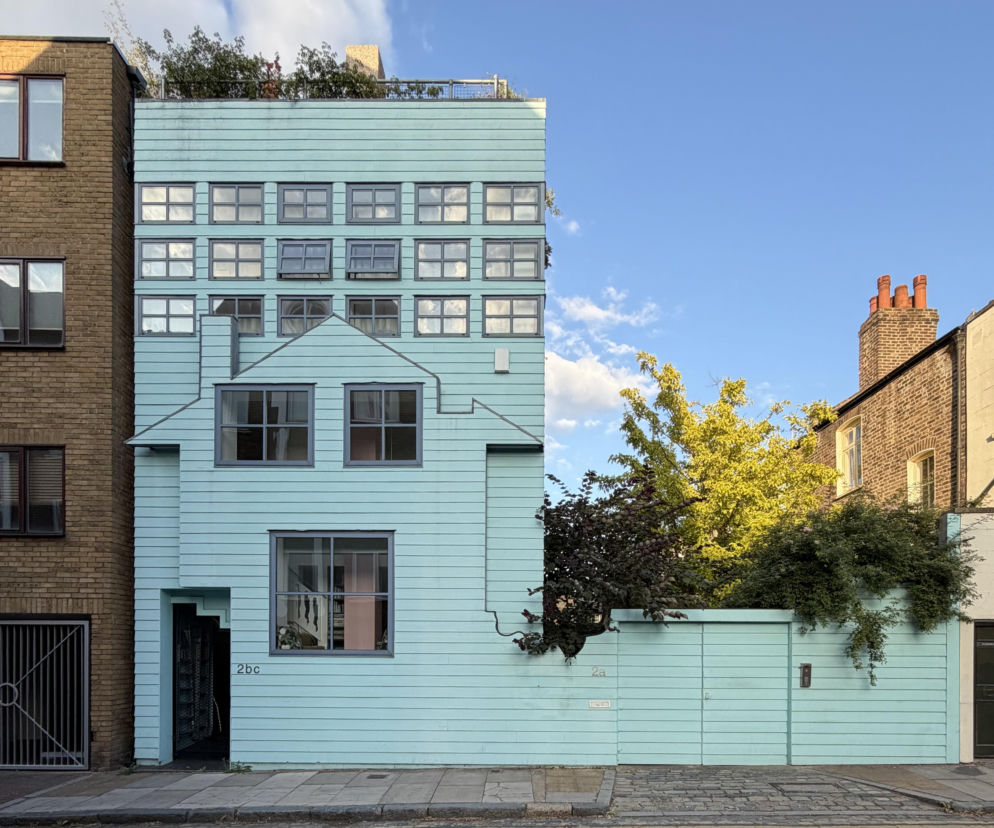 Jasnoniebieska, kreskówkowa fasada budynku Blue House w Londynie. O historii tego obiektu przeczytasz na Architektura.