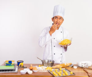 Ten jeden nawyk w kuchni robi ogromną różnicę. Profesjonaliści stosują go od lat