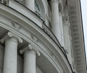 Hotel Europejski działa obecnie pod nazwą Raffles Europejski Warsaw