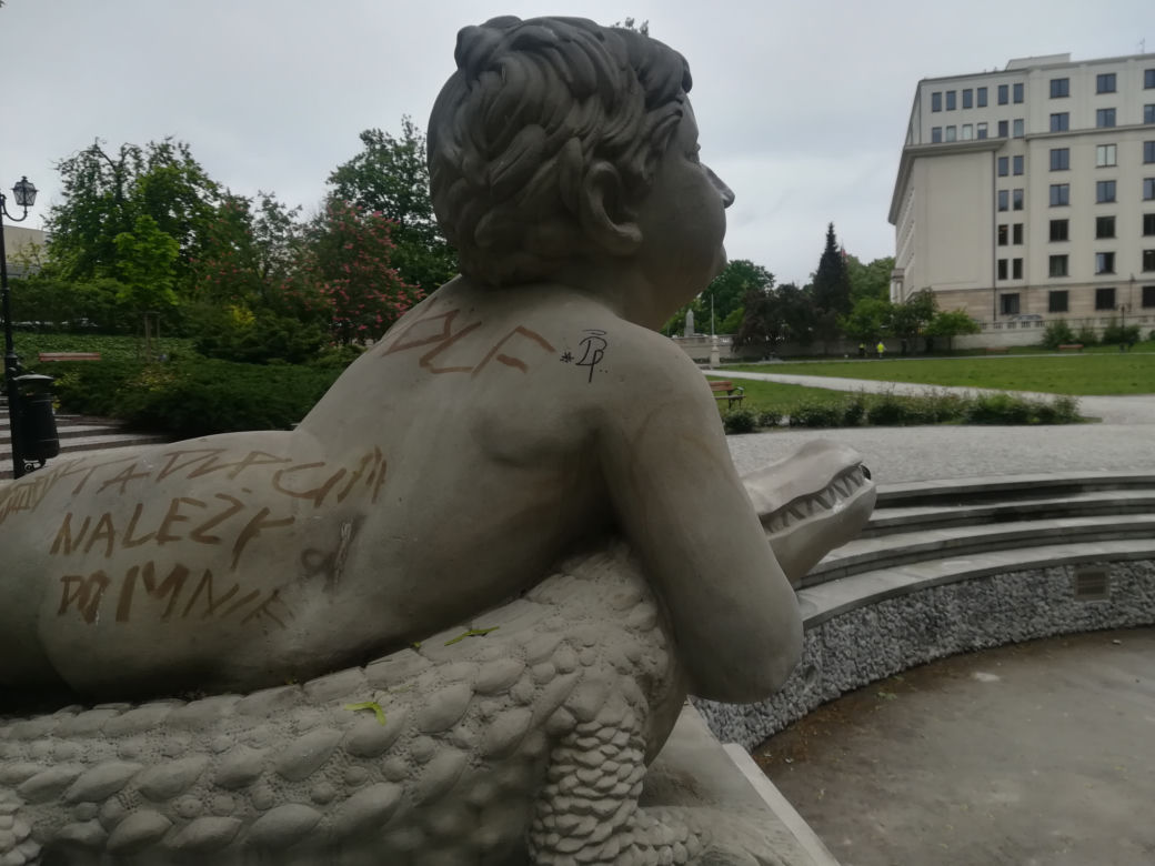 Nastolatka zniszczyła rzeźbę młotkiem