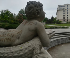 Nastolatka zniszczyła rzeźbę młotkiem