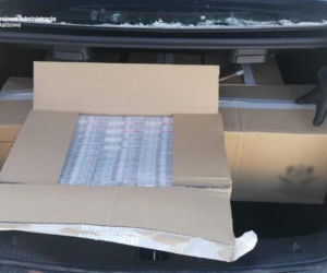 Akcja służb na S7. W samochodzie osobowym ujawniono 80 tys. sztuk nielegalnych papierosów