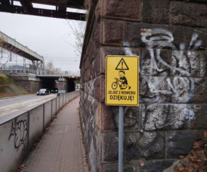 Nowe tablice pod wiaduktem garwolińskim zastąpiły znaki zniszczone przez wandali