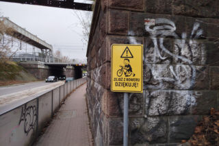 Nowe tablice pod wiaduktem garwolińskim zastąpiły znaki zniszczone przez wandali