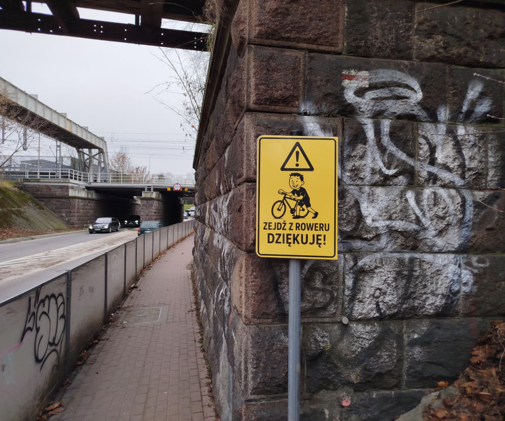 Nowe tablice znaki dla rowerzystów pod wiaduktem garwolińskim w Siedlcach