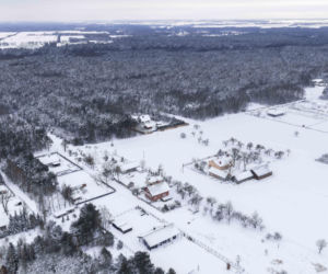 Dom Ziobry zasypany śniegiem czeka na gospodarza