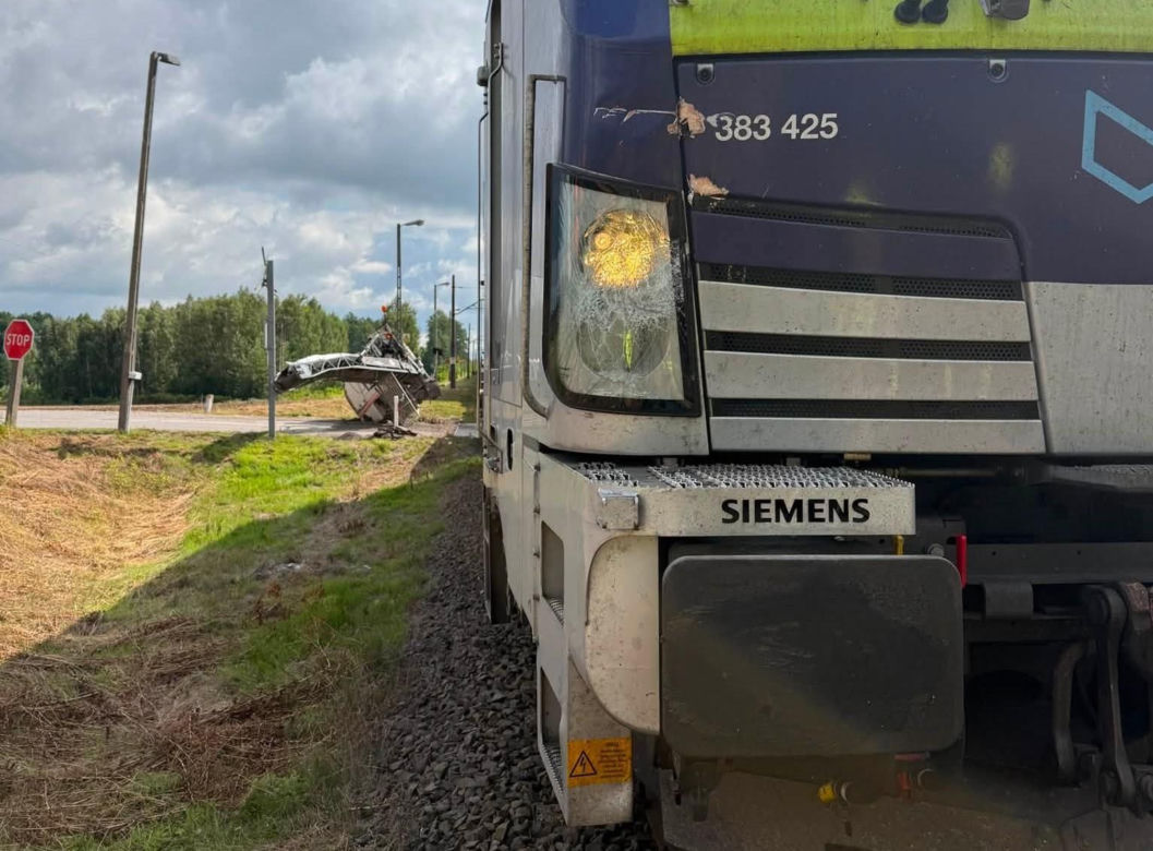 Kolizja maszyny drogowej z pociągiem na przejeździe kolejowo-drogowym Chromin-Jaźwiny w powiecie garwolińskim