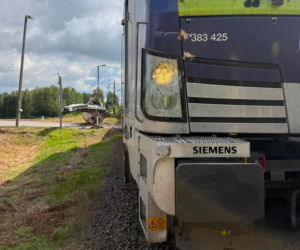 Kolizja maszyny drogowej z pociągiem na przejeździe kolejowo-drogowym Chromin-Jaźwiny w powiecie garwolińskim