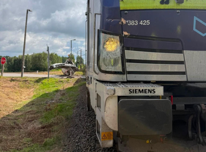 Kolizja maszyny drogowej z pociągiem na przejeździe kolejowo-drogowym Chromin-Jaźwiny w powiecie garwolińskim
