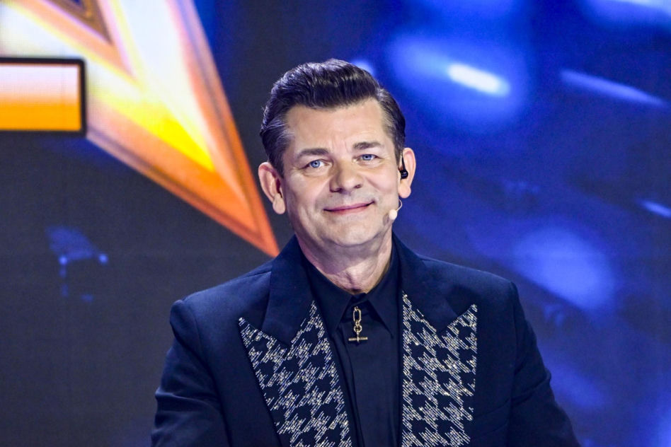 Tak Zenon Martyniuk zmieniał się przez lata. Na początku kariery nosił zupełnie inną fryzurę
