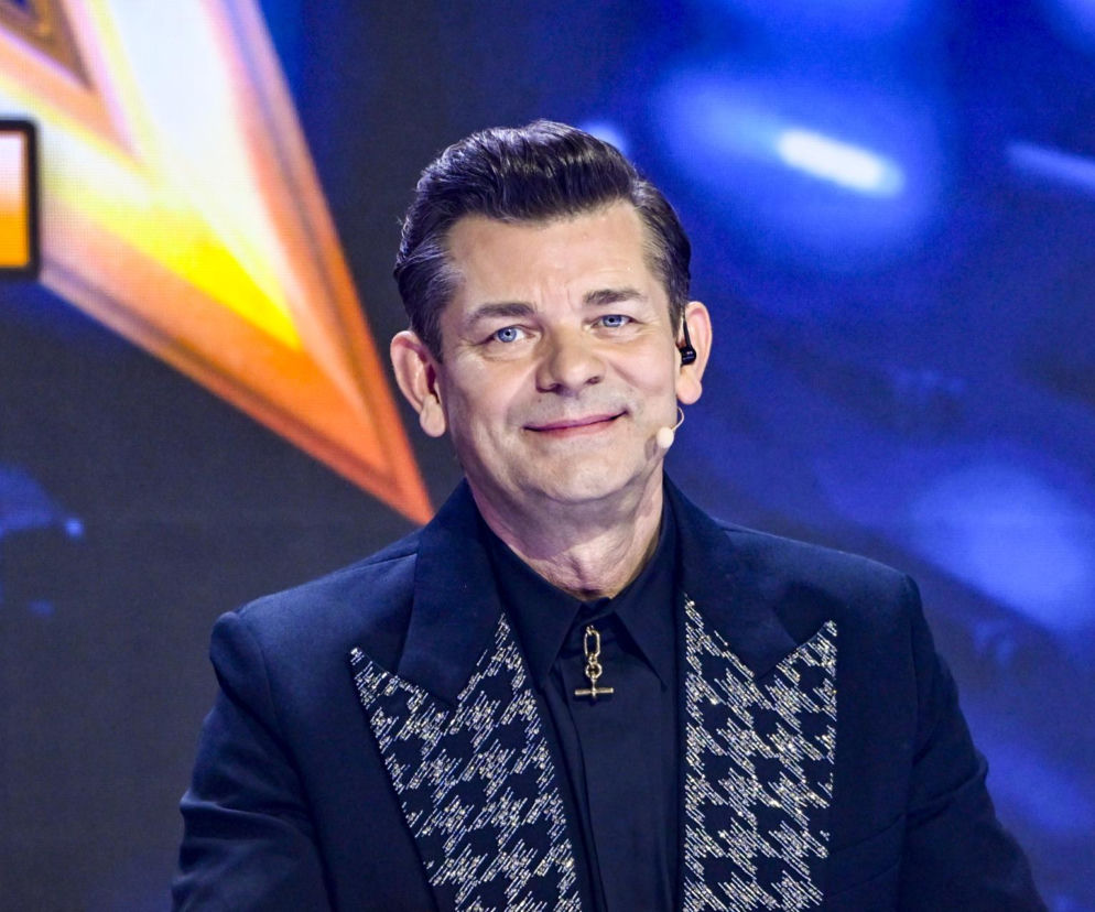 Tak Zenon Martyniuk zmieniał się przez lata. Na początku kariery nosił zupełnie inną fryzurę