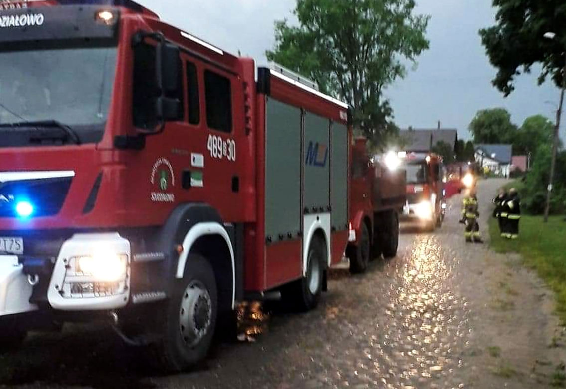 Od uderzenia pioruna zapłonął budynek niedaleko Krynek (woj. podlaskie)