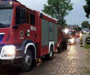 Od uderzenia pioruna zapłonął budynek niedaleko Krynek (woj. podlaskie)