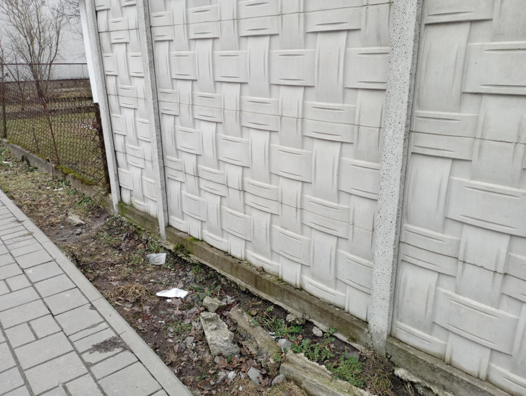 Betonowe ogrodzenie może być nowoczesne lub tradycyjne