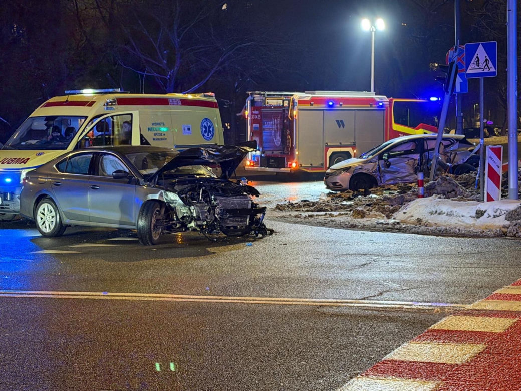 Stłuczka z nieoznakowanym radiowozem w Warszawie. Potężna utrudnienia