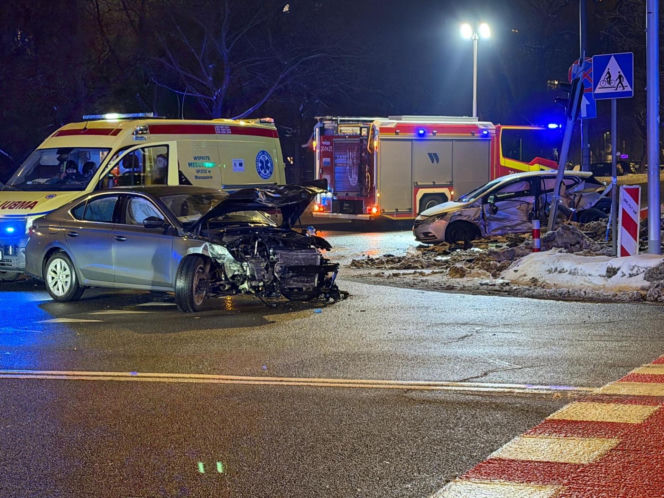 Stłuczka z nieoznakowanym radiowozem w Warszawie. Potężna utrudnienia