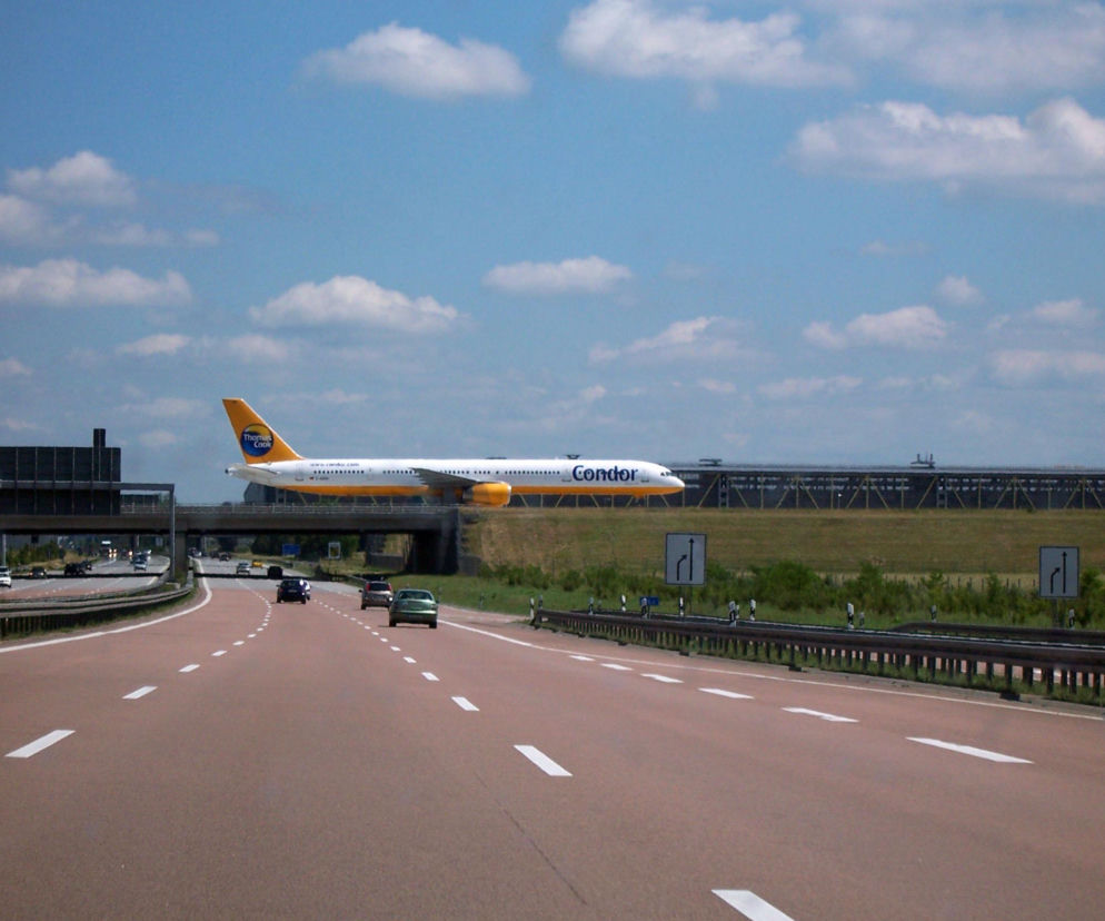 Samolot linii Condor na wiadukcie nad autostradą w pobliżu lotniska w Lipsku. O ataku dronów przeczytasz w Eska.