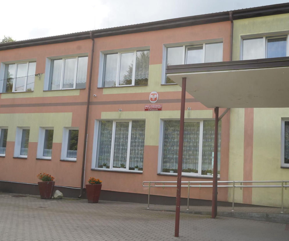 Elewacja Szkoły Podstawowej w Ptakach. O ataku 11-latka na koleżankę przeczytasz na SE Białystok.