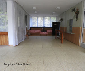 Lalka śpiąca w łóżku i urządzenia rehabilitacyjne. Co znajduje się w opuszczonym sanatorium przy polskiej granicy? [ZDJĘCIA]
