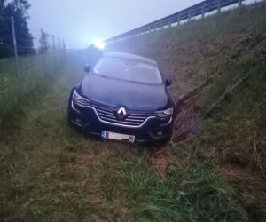 Zasnął jadąc trasą S7 i wyleciał z drogi