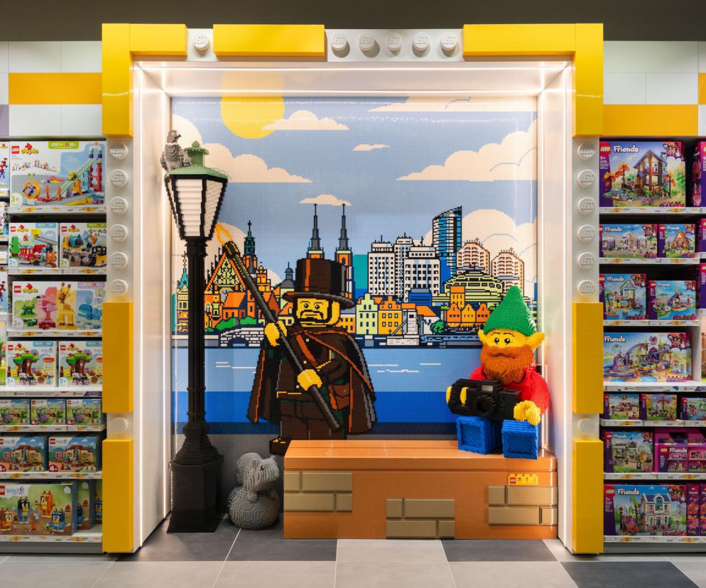 Mozaika z klocków LEGO przedstawiająca latarnika i panoramę Wrocławia. O nowym LEGO Store przeczytasz na Eska.