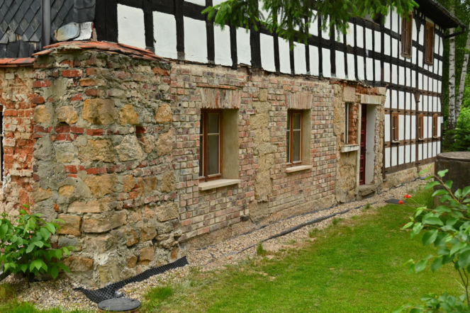Wyremontowane - ściana ceglana parteru i szachulcowe piętro