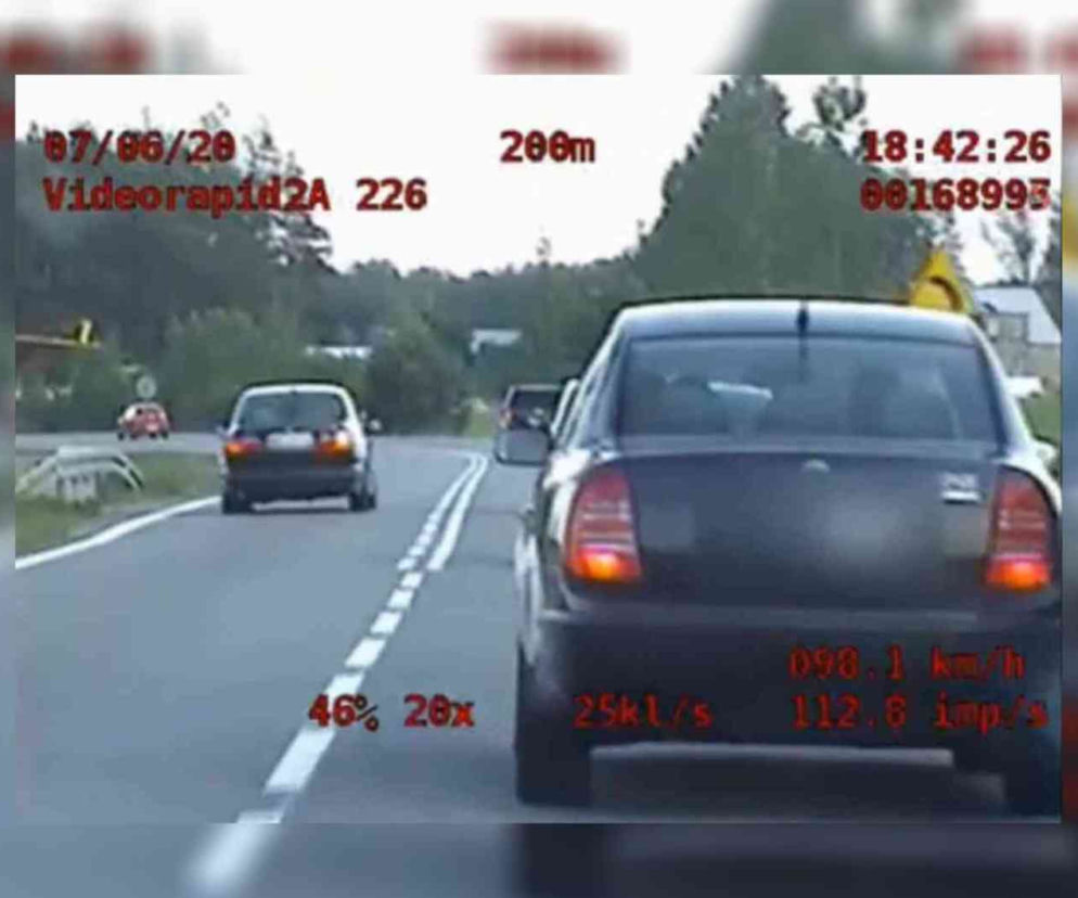 Ostrówek: Pirat drogowy w saabie wyprzedzał na zakręcie ciąg pojazdów