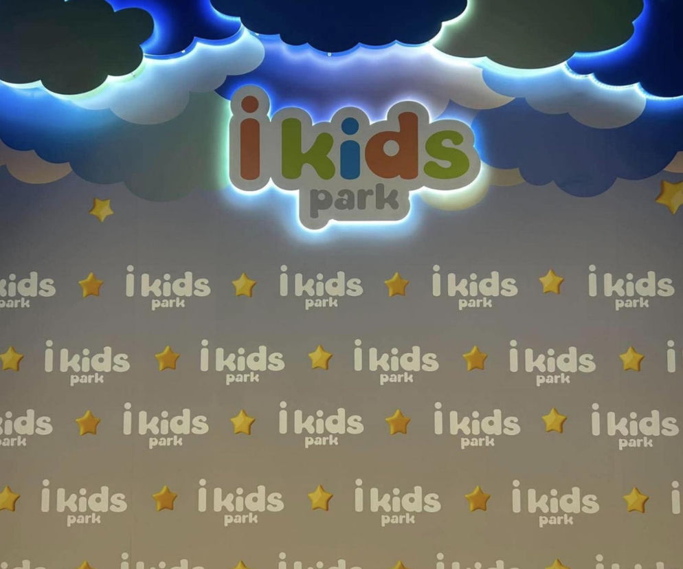 Logo iKids Park na ścianie z motywem chmur i gwiazdek. O promocji w centrum rozrywki przeczytasz na Eska Poznań.