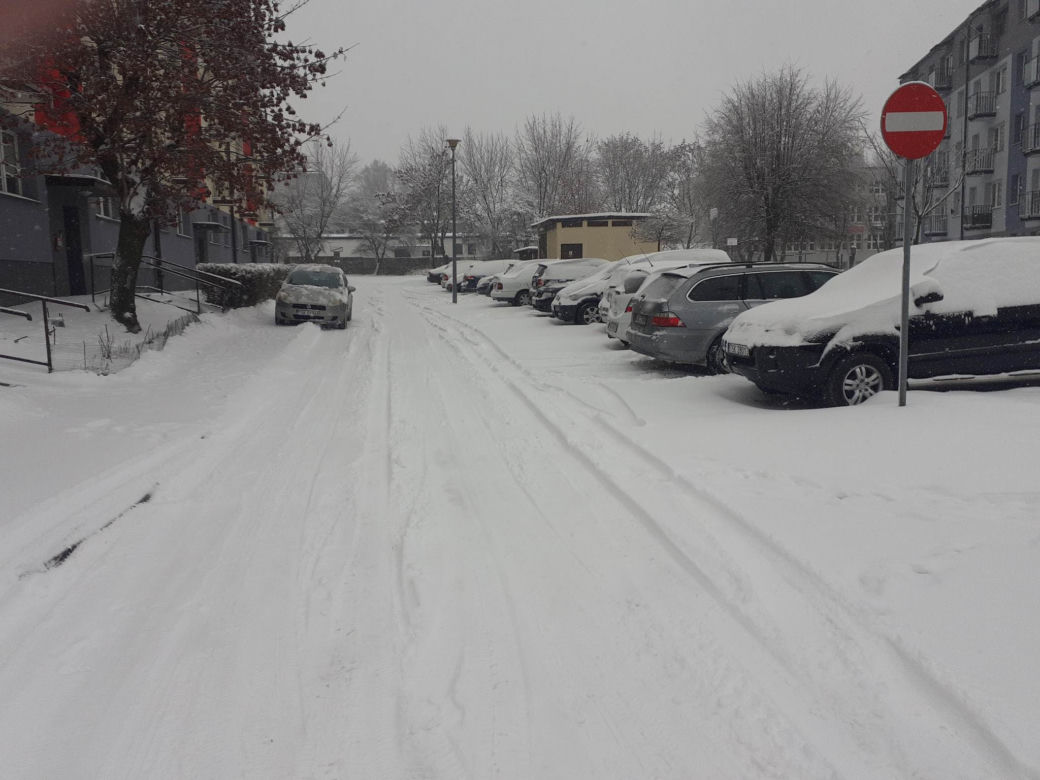 Starachowice pod śniegiem, na drogach trudne warunki do jazdy