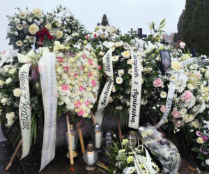 Justyna B. zginęła pod kołami pociągu. Jej grób przykryły białe kwiaty