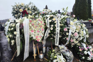 Justyna B. zginęła pod kołami pociągu. Jej grób przykryły białe kwiaty