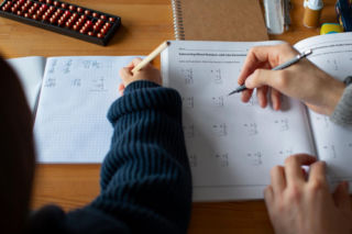 Oblicz x w równaniu: (4+6)×2−10:5×x=10. Tylko nieliczni podadzą poprawną odpowiedź w mniej niż 20 sekund