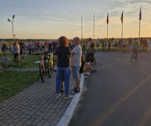 Tłumy Torunian przyjechały na lokalne lotnisko żeby obserwować zaćmienie Słońca